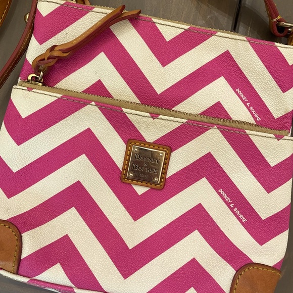 Dooney & Burke pink chevron crossbody - Picture 2 of 4